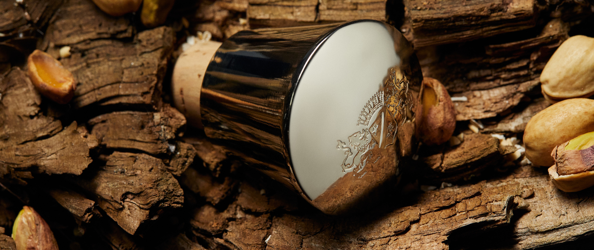 Bouchon à tête premium avec finition haut de gamme, posé sur du liège naturel brut, illustrant les nouveaux codes du luxe responsable dans le packaging des spiritueux.