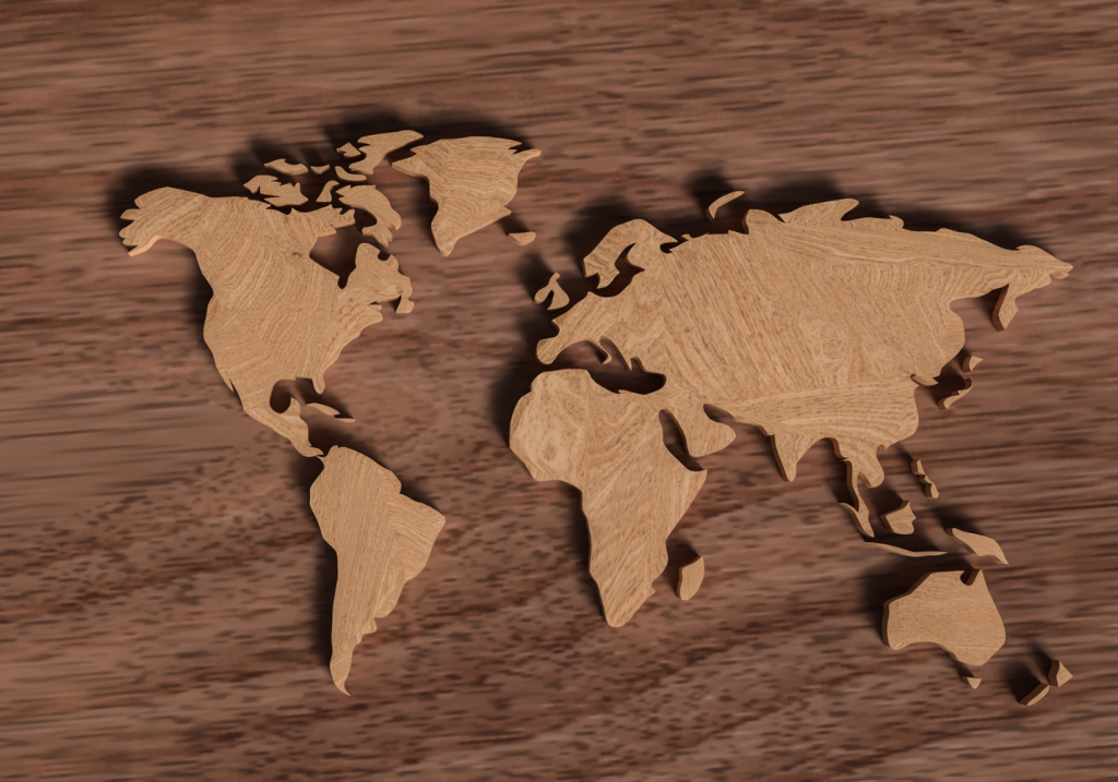 Wooden world map illustrating the global evolution of premium cork closures, driven by sustainability, traceability and customization for spirit brands.