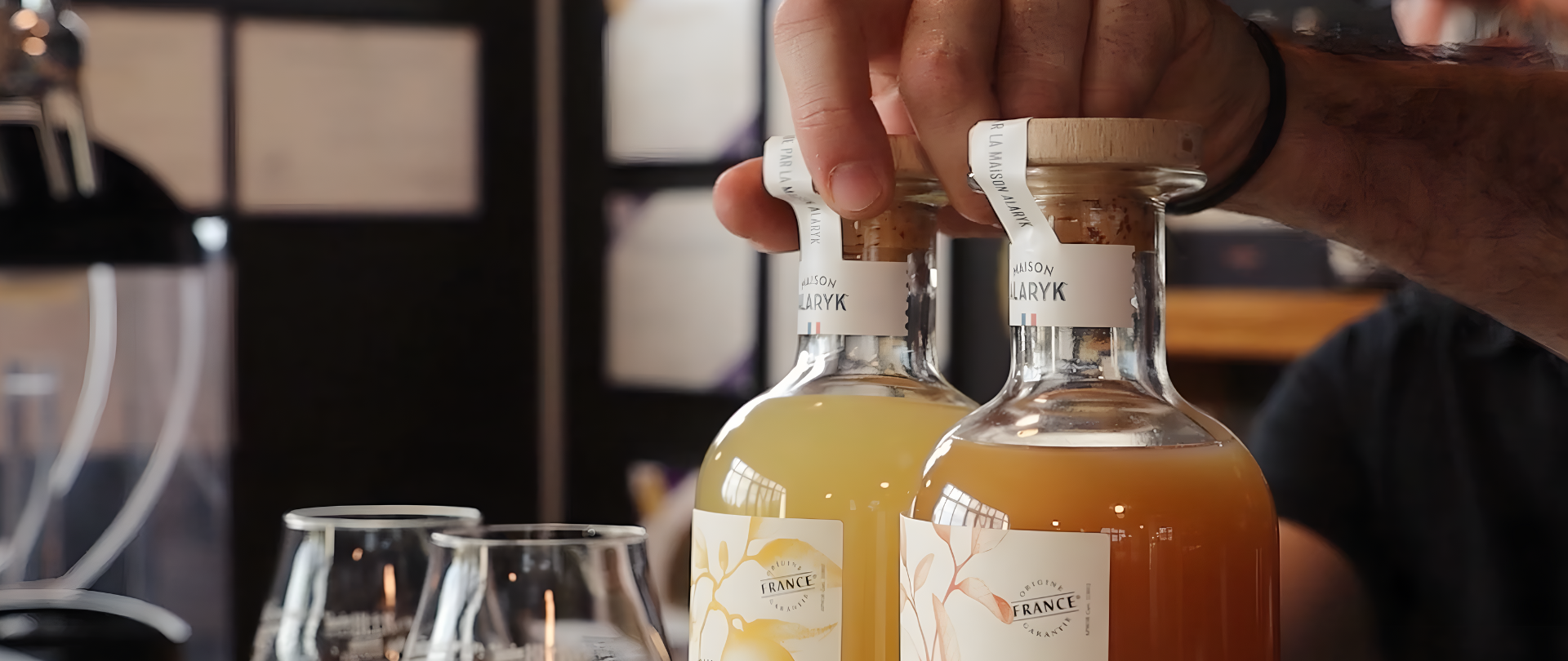 Bouteilles de spiritueux premium fermées par des bouchons à tête en bois et liège, illustrant la précision du bouchage haut de gamme et l’expérience de dégustation.