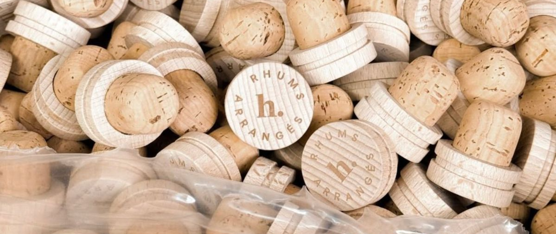 Custom cork-and-wood top stoppers with laser engraving for spirits packaging.