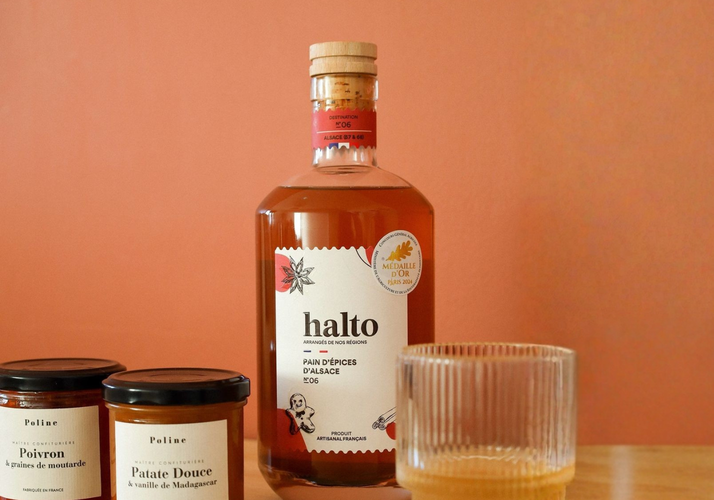 Bouteille avec cohérence bouchon–flacon–étiquette et univers de la marque