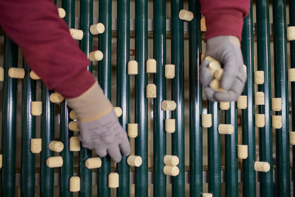 Personne sélectionnant des bouchons à tête, en se concentrant sur la qualité et le choix des matériaux.