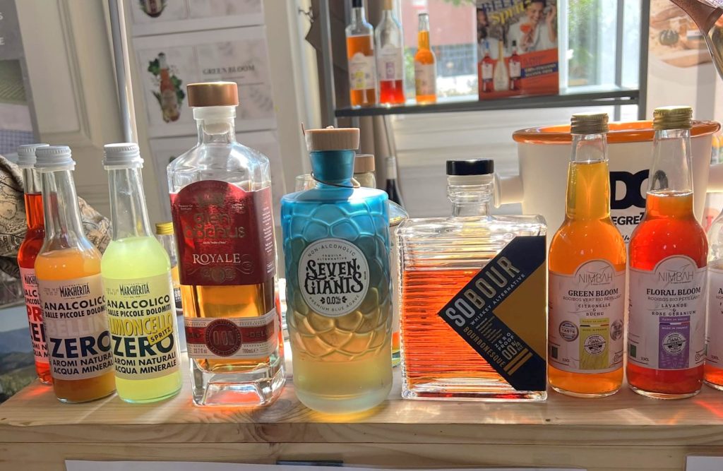 Exemples de bouteilles de spiritueux sans alcool.