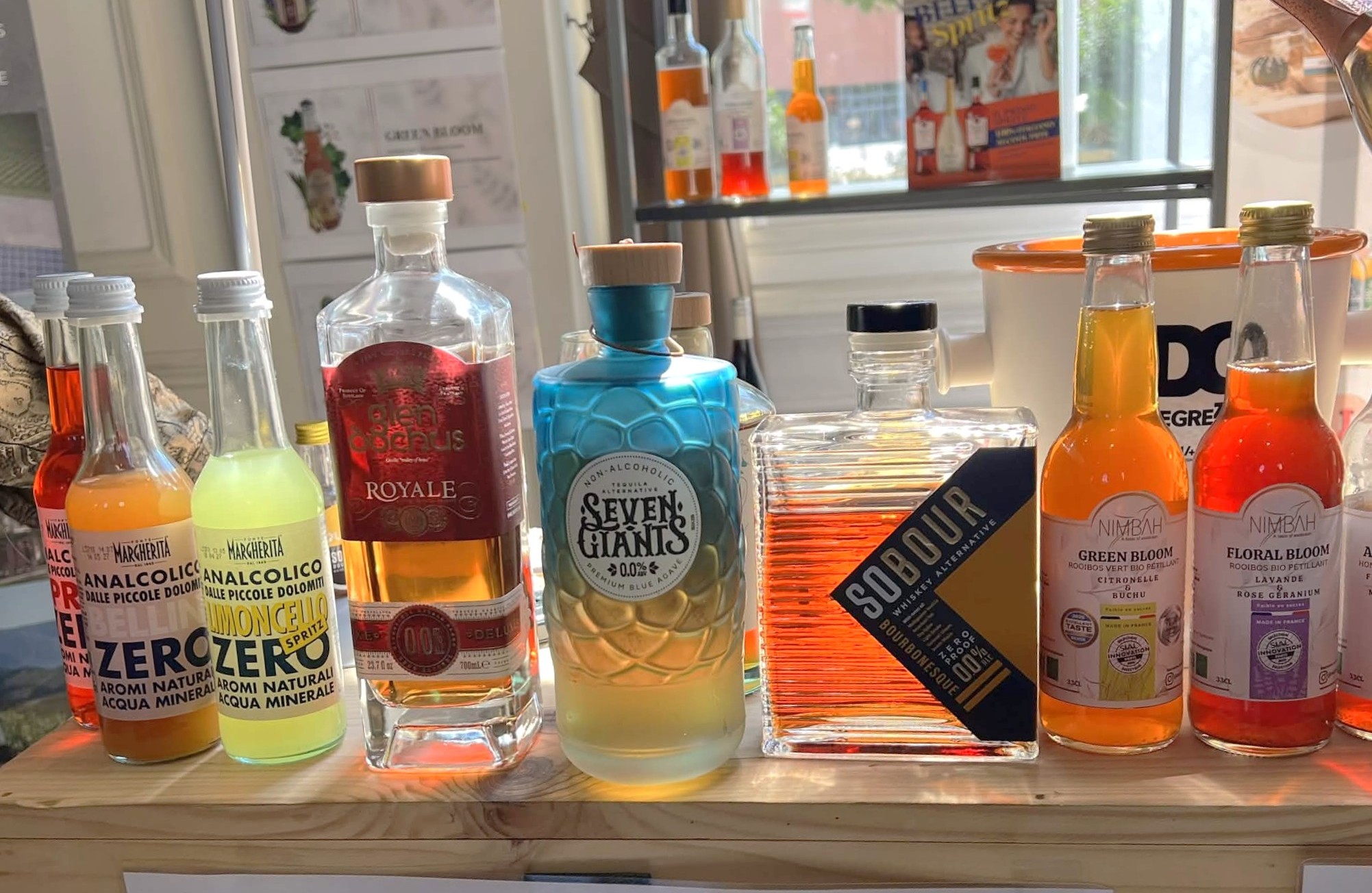 Exemples de bouteilles de spiritueux sans alcool.