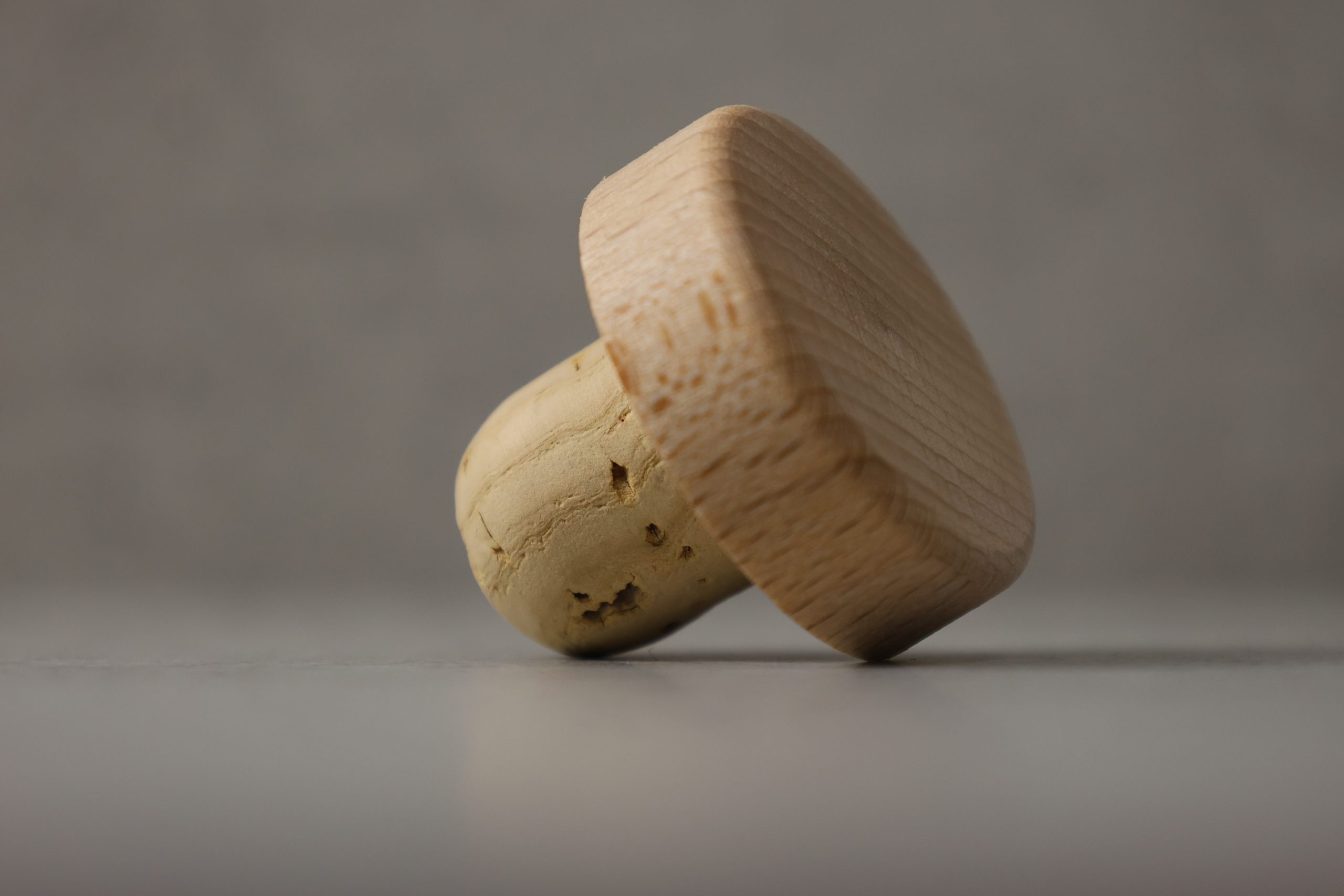 Bouchon à tête pour spiritueux avec corps en liège et tête en bois.